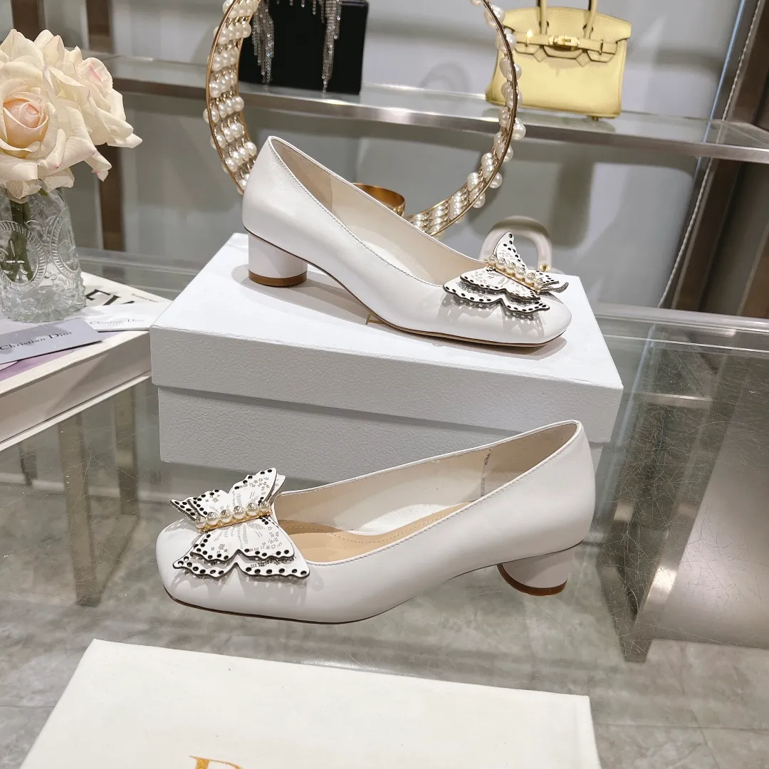 👟👟Ex-factory price 560👟👟 2024 early spring new style ◼️Dior ◼️Dior spring and summer latest fashion show haute couture series sandals Bow Mary Jane ——— Ldylle retro Roman style doll women's sandals CD pearl five metal buckle bow low-heeled women's single shoes Original development top high-end version Material: imported cow patent leather upper + water-dyed sheepskin lining + original molded pearl buckle + Italian genuine leather outsole Size: 34-40 (34.40. Customization is non-refundable and non-exchangeable) Heel height: 4.5cm 8.5cm
